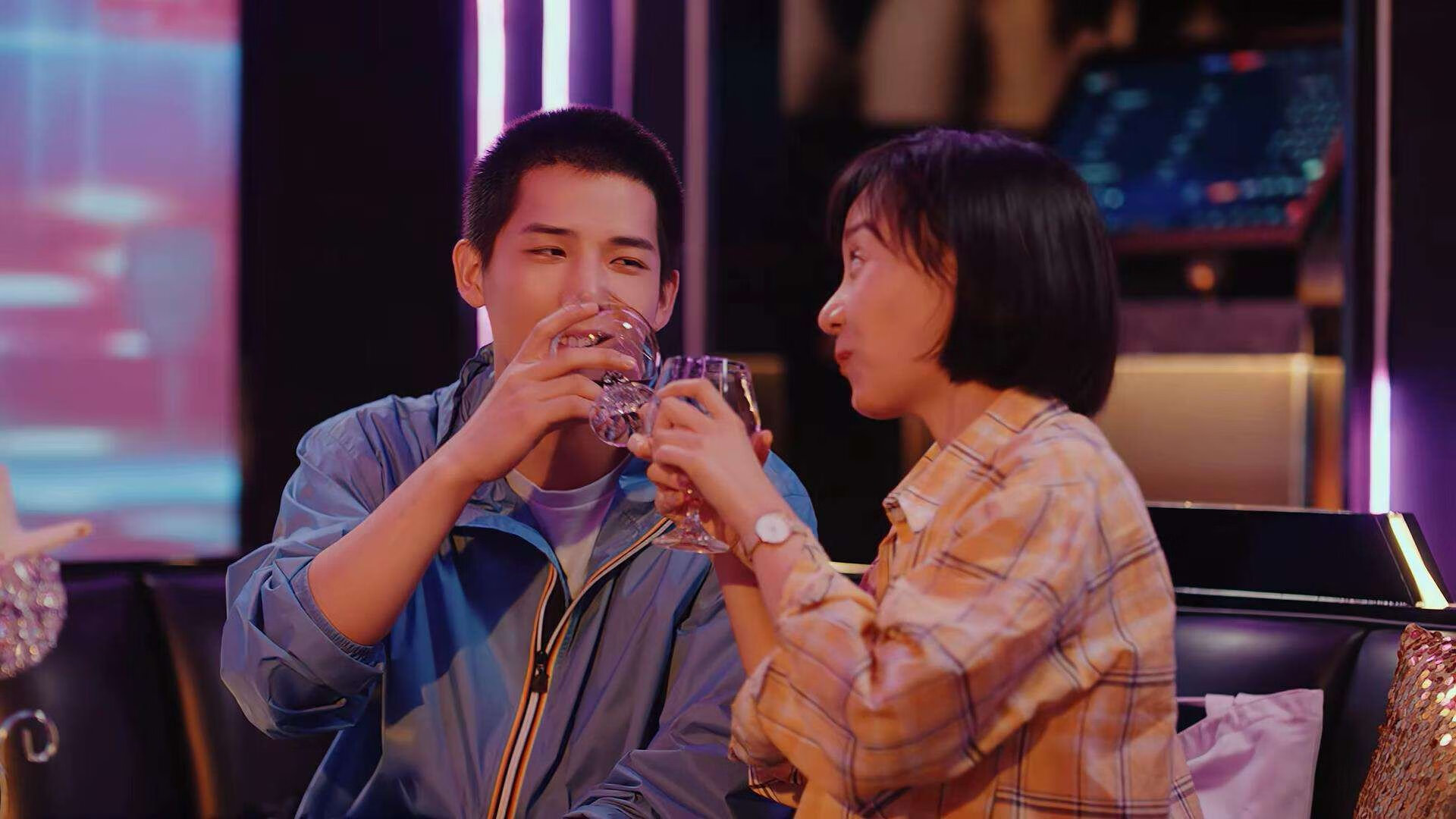 球迷疯狂应援：那些燃爆的现场极速镜头，球迷狂热