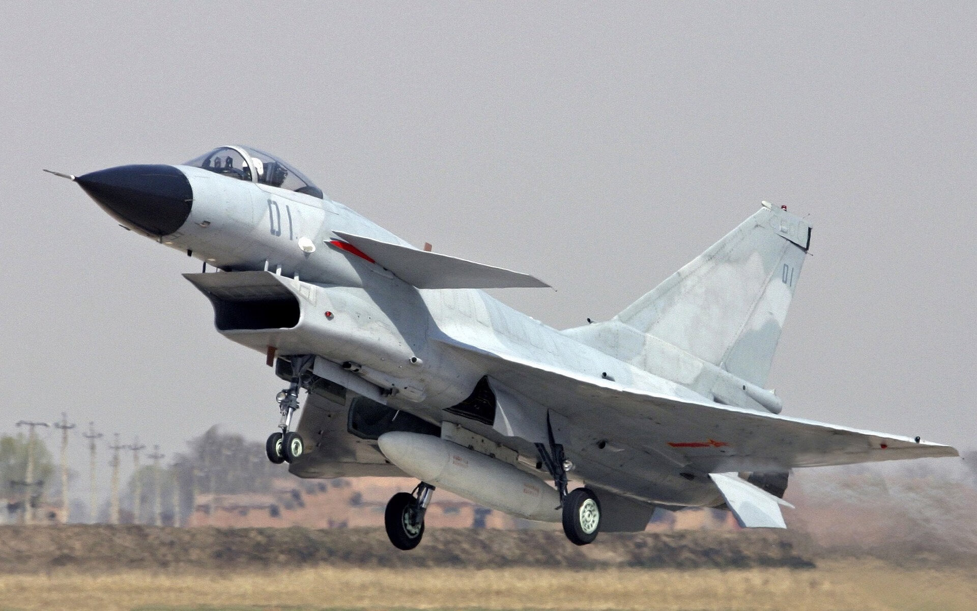 “马科斯·莫奇的精准防守与强硬风格，成就美洲狮队的防守基础”